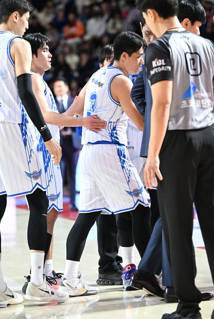 한국가스공사 정성우가 24일 서울 잠실학생체육관에서 열린 2025~2026 LG전자 프로농구 4라운드 SK전에서 부상으로 코트를 빠져나가고 있다. 사진 | KBL
