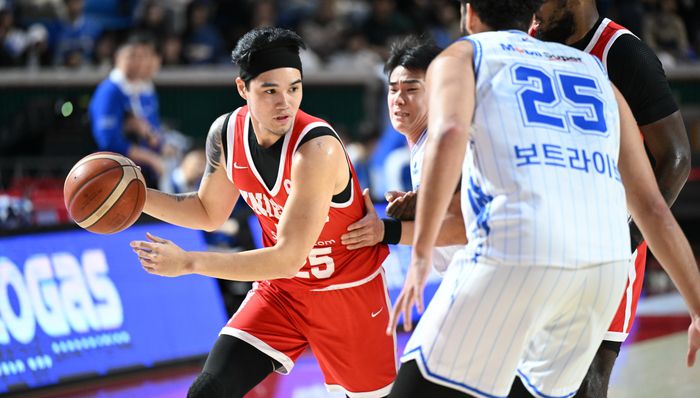 SK 톨렌티노가 24일 서울 잠실학생체육관에서 열린 2025~2026 LG전자 프로농구 한국가스공사전에서 돌파를 시도하고 있다. 사진 | KBL