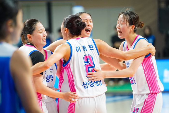 이해란이 팀 동료들과 기뻐하는 모습. 사진 | WKBL