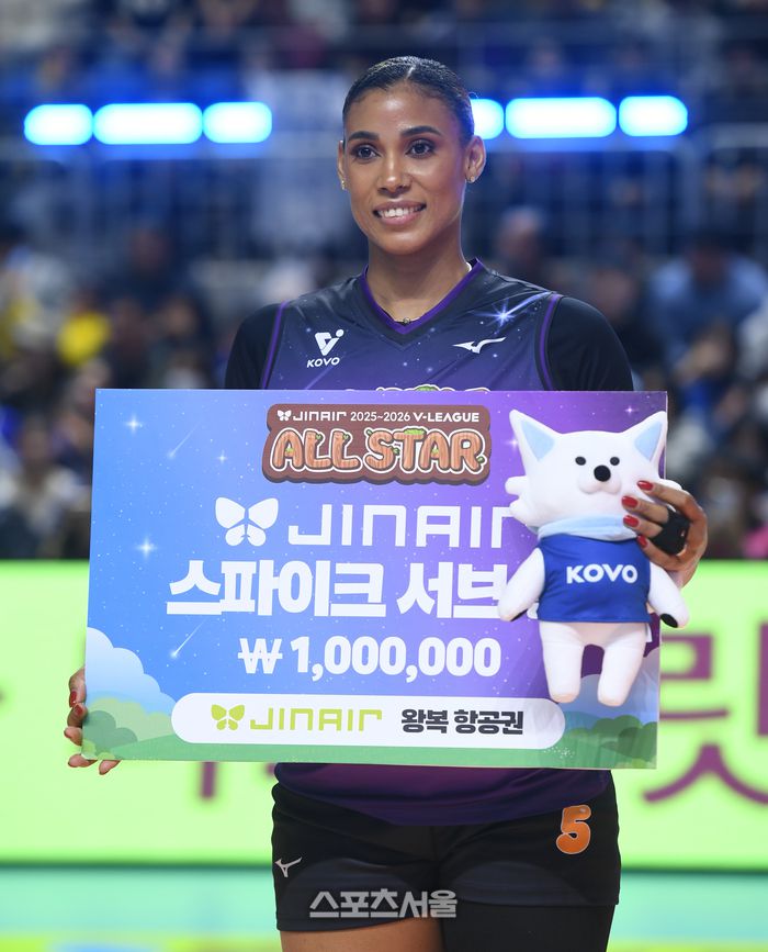 스파이크 서브 퀸을 차지한 실바가 25일 춘천 호반체육관에서 열린 2025-2026 V-리그 올스타전에서 포즈를 취하고 있다. 2026. 1. 25.춘천 | 최승섭기자 thunder@sportsseoul.com