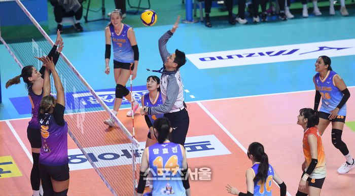 송인섭 주심이 25일 춘천 호반체육관에서 열린 2025-2026 V-리그 올스타전에서 강타를 날리고 있다. 2026. 1. 25.춘천 | 최승섭기자 thunder@sportsseoul.com