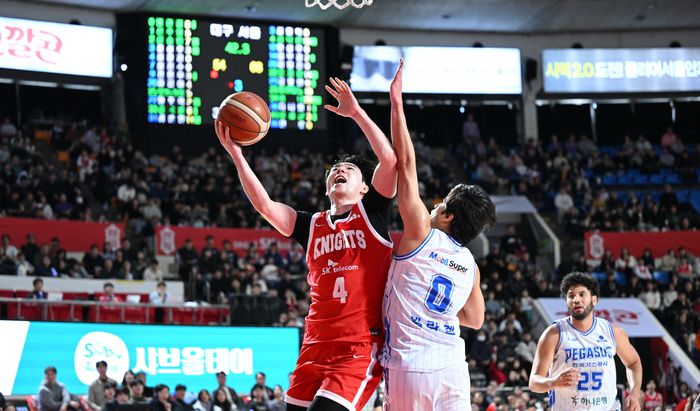 서울 SK 김낙현이 24일 서울 잠실학생체육관에서 열린 2025~2026 LG전자 프로농구 한국가스공사전에서 레이업 슛을 시도하고 있다. 사진 | KBL