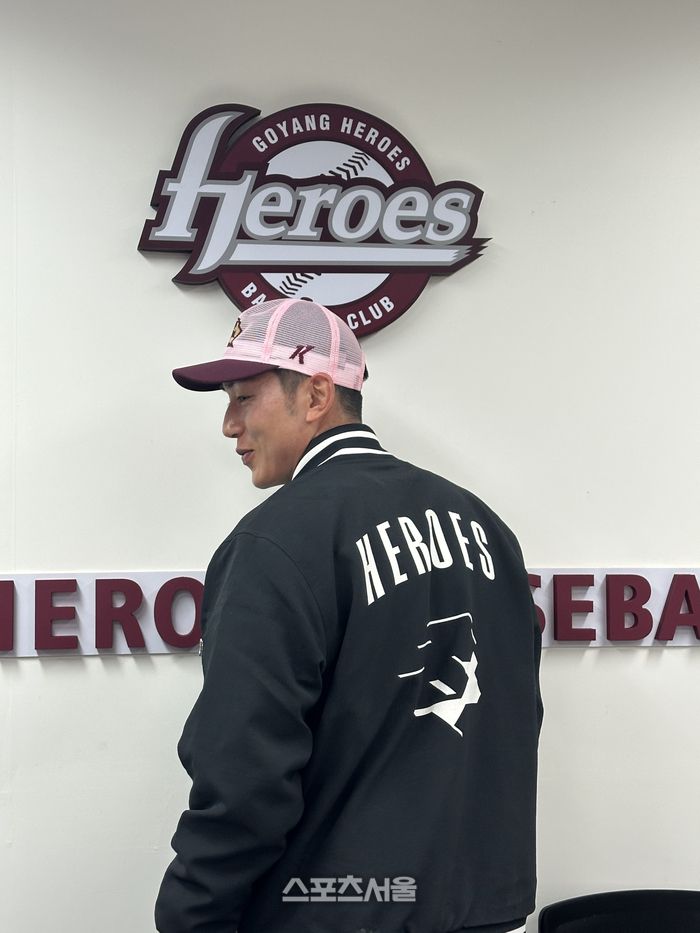 키움 서건창이 26일 경기도 고양 국가대표 야구훈련장에서 훈련을 마친 뒤 취재진의 인터뷰에 응하고 있다. 고양 | 이소영 기자 sshong@sportsseoul.com