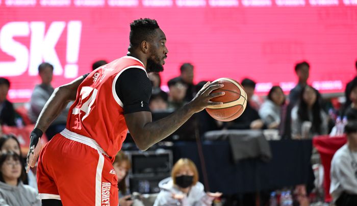 SK 워니가 24일 잠실학생체육관에서 열린 2025~2026 LG전자 프로농구 한국가스공사와 경기에서 드리블 하고 있다. 사진 | KBL