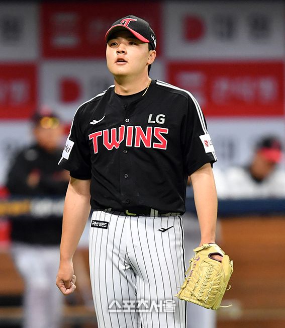 LG 선발투수 이민호가  5일 고척스카이돔에 열린 2023 프로야구 키움히어로즈와 LG트윈스의 경기 1회말 무사 2,3 루 킹무 4번타자 러셀의 땅볼을 잡아 1루로 송구하고 있다. 러셀은 1루에서 세이프.   2023.04.05.고척 | 강영조기자 kanjo@sportsseoul.com