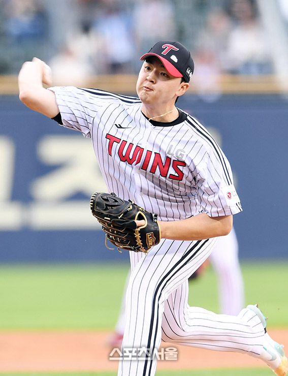 LG 이민호가 30일 잠실구장에서 열린 2023 KBO리그 롯데와 경기에 선발 등판해 힘차게 공을 던지고 있다. 2023. 5. 30. 잠실 | 박진업기자 upandup@sportsseoul.com