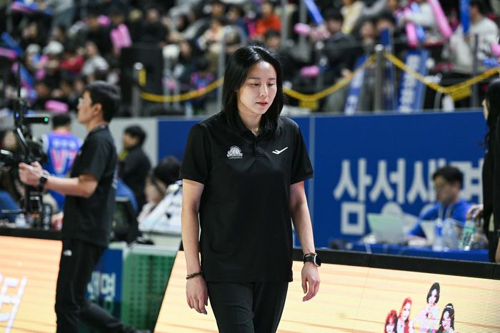 최윤아 감독이 패배 후 고개를 숙인 모습. 사진 | WKBL