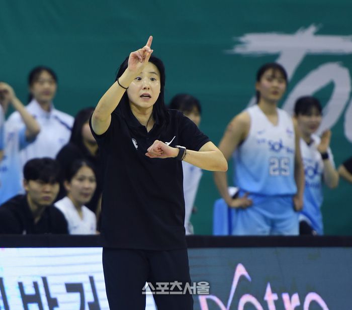 신한은행 최윤아 감독이 8일 부천체육관에서 열린 2025~2026 여자프로농구 하나은행과 경기에서 작전지시를 하고 있다. 부천 | 최승섭기자 thunder@sportsseoul.com