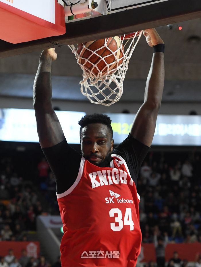 SK 자밀 워니가 17일 잠실학생체육관에서 열린 202-2026 프로농구 KT와 경기에서 덩크를 하고 있다. 2025. 11. 17. 잠실학생 | 박진업 기자 upandup@sportsseoul.com