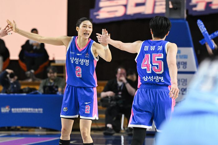 미유키가 이해란과 하이파이브를 하고 있다. 사진 | WKBL