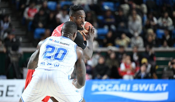 SK 워니가 24일 잠실학생체육관에서 열린 2025~2026 LG전자 프로농구 한국가스공사와 경기에서 패스할 곳을 보고 있다. 사진 | KBL