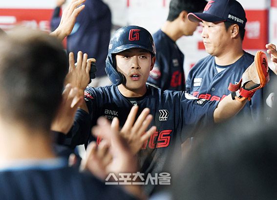 롯데 황성빈이 1일 고척스카이돔에서 열린 2025 KBO리그 키움과의 경기 9회초 2사 3루 상황에서 레이예스의 적시타에 3루에서 홈으로 뛰어 득점한 뒤 동료들과 하이파이브를 하고 있다. 2025. 5. 1. 고척 | 박진업 기자 upandup@sportsseoul.com