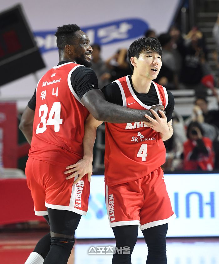 SK 김낙현(오른쪽)이 17일 잠실학생체육관에서 열린 2025~2026 프로농구 KT와 경기에서 3점슛을 넣은 뒤 자밀 워니와 함께 기뻐하고 있다. 잠실학생 | 박진업 기자 upandup@sportsseoul.com