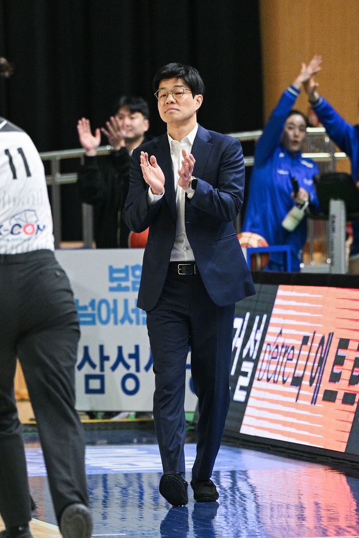 하상윤 감독이 선수들을 향해 박수를 보내고 있다. 사진 | WKBL