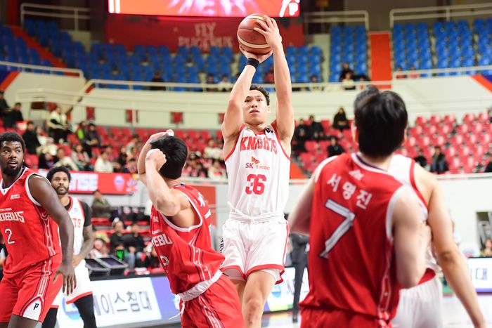 SK 다니엘이 22일 울산 동천체육관에서 열린 2025~2026 LG전자 프로농구 현대모비스와 경기에서 슛을 던지고 있다. 사진 | KBL