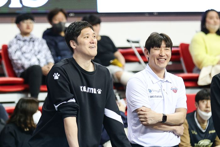 코치 시절 양동근(오른쪽) 감독과 함지훈의 모습. 사진 | KBL