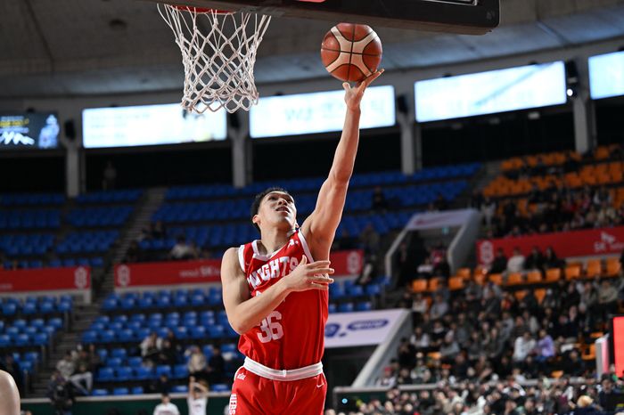 SK 다니엘이 13일 잠실학생체육관에서 열린 2025~2026 LG전자 프로농구 DB와 경기에서 레이업슛을 넣고 있다. 사진 | KBL