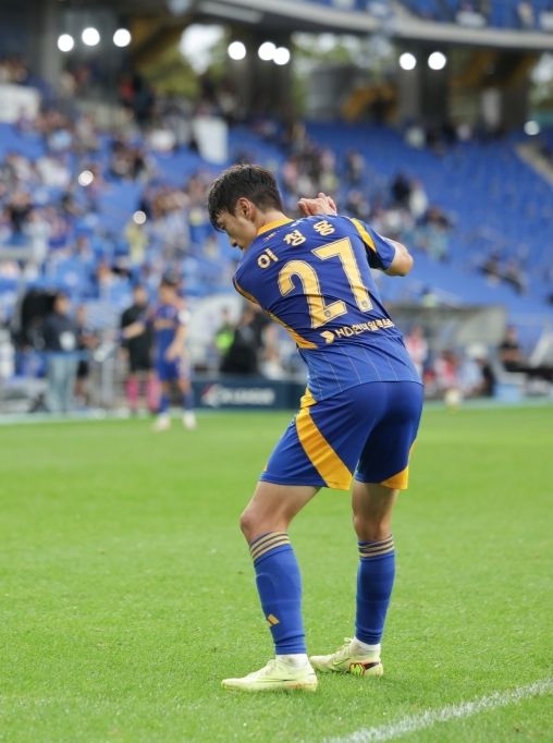 이청용이 지난해 10월18일 울산문수경기장에서 열린 ‘하나은행 K리그1 2025’ 33라운드 광주FC와 홈경기에서 후반 페널티킥 쐐기포를 넣은 뒤 골프 세리머니를 펼치고 있다. 사진 | 한국프로축구연맹