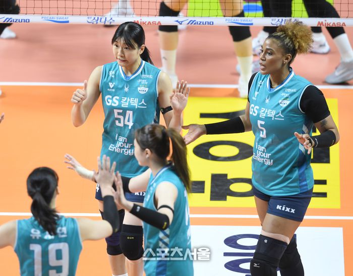 GS칼텍스 오세연과 실바가 23일 서울 장충체육관에서 열린 2025~2026 V-리그 도로공사와 경기에서 득점 후 환호하고 있다. 2025. 12. 23.장충 | 최승섭기자 thunder@sportsseoul.com