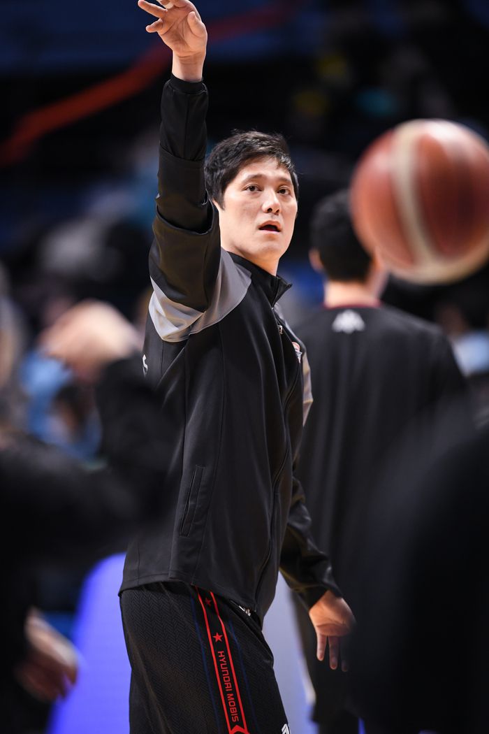 현대모비스 함지훈이 27일 고양소노아레나에서 열린 2025~2026 LG전자 프로농구 4라운드 소노전에 앞서 몸을 풀고 있다. 사진 | KBL