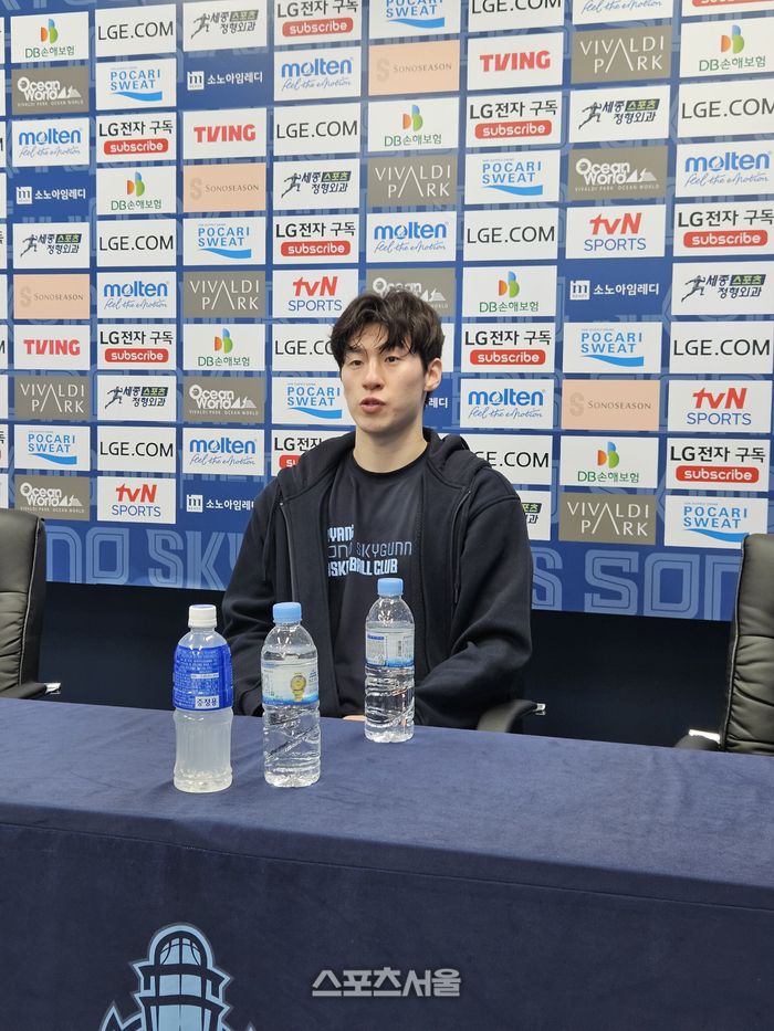 소노 이정현이 27일 고양소노아레나에서 열린 2025~2026 LG전자 프로농구 4라운드 현대모비스전 승리 후 취재진 인터뷰에 응하고 있다. 고양 | 강윤식 기자 skywalker@sportsseou;.com