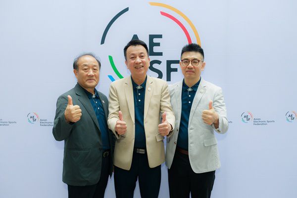 왼쪽부터 한국이스포츠협회 김영만 회장과 산티 로통 신임 AESF 회장, 그리고 김태형 신임 AESF 사무총장 / 사진=한국e스포츠협회 제공